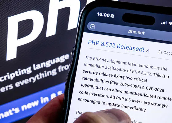 En mobiltelefon viser php.nets nyhed om PHP 8.5.12, der retter to kritiske sårbarheder
