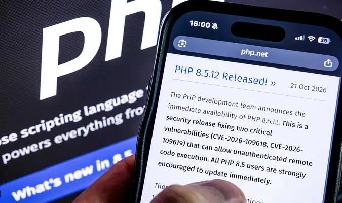 En mobiltelefon visar php.nets nyhet om PHP 8.5.12, som åtgärdar två kritiska sårbarheter