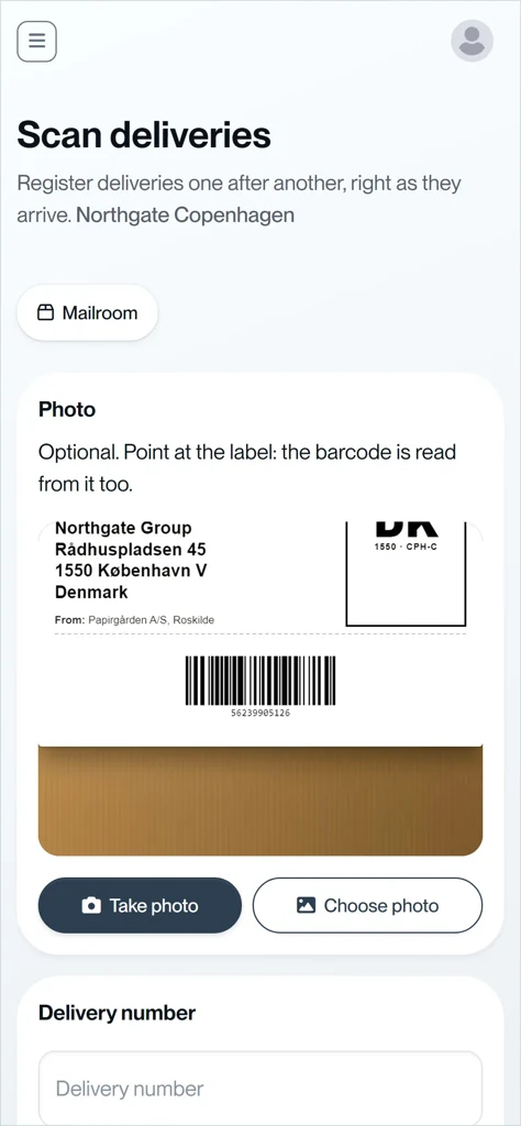 Scan deliveries på en telefon: kameraet live, og derefter stregkoden læst fra fotoet og modtageren valgt.